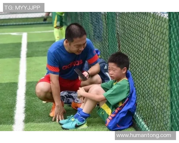 足球明星温情瞬间抱儿子视频曝光展现父爱如山的动人画面